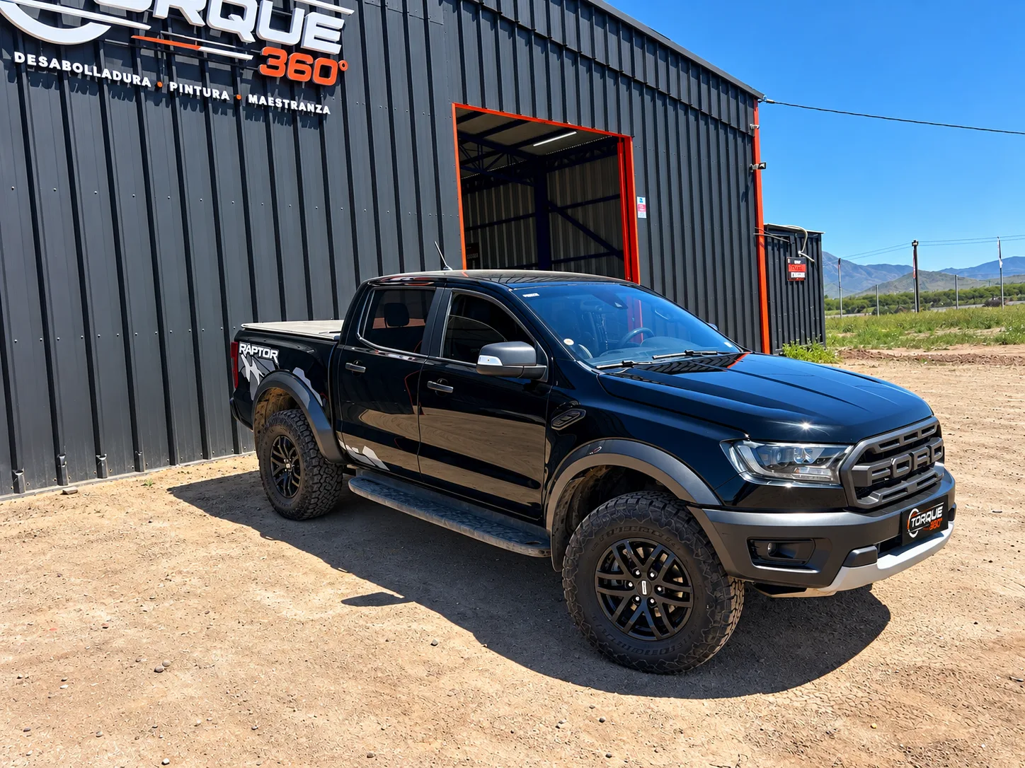 Camioneta terminada frente al taller TORQUE360